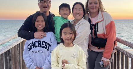 au pair med värdfamilj vid stranden