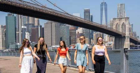 Vakna upp i New York grupp kvinnliga au pairer som går sida vid sida i Manhattan