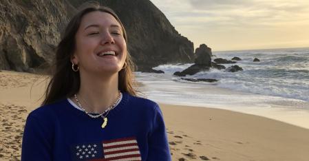 ansökningskrav au pair står på stranden och ler