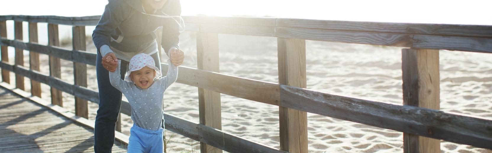 Au Pair med barn vid havet