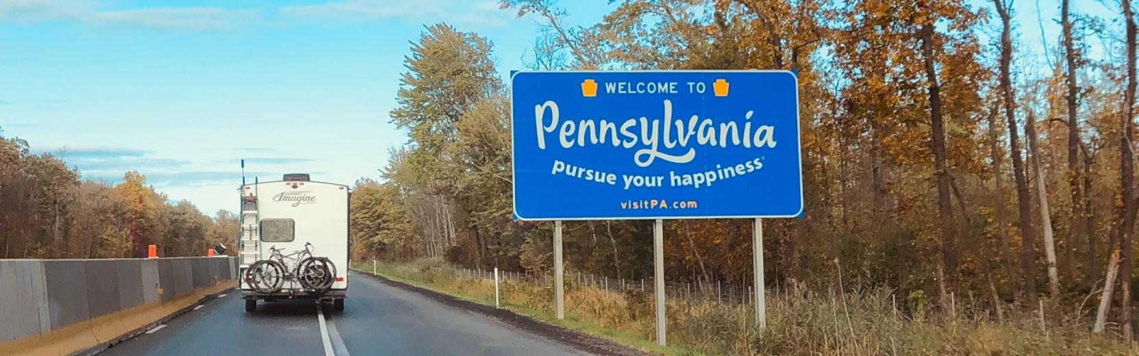 Skylt med texten ”Welcome to Pennsylvania” vid vägkanten