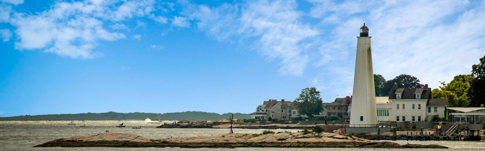 Landskap i Connecticut med havet och en fyr