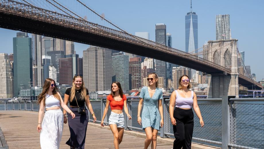 En grupp på fem au pairer som promenerar nära Brooklyn Bridge