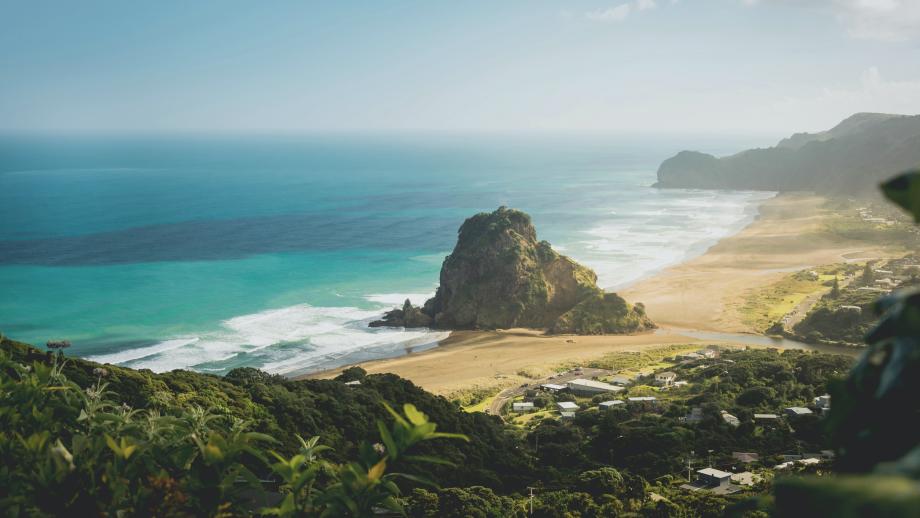 vit strand fotograferad ovanifrån med stenö vid stranden