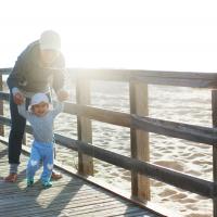 Au Pair med barn vid havet