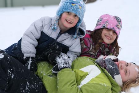 au pair leker med barn i snön