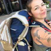 kvinna med ryggsäck