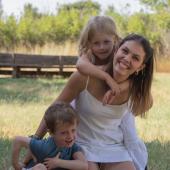 kvinna med två barn på en äng